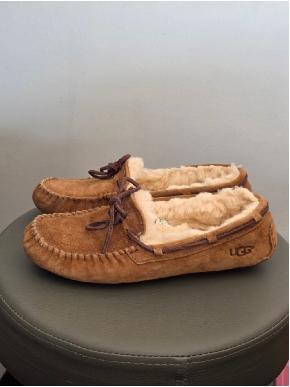 UGG Dakota Moccasin Slippers Womens Size 8 Chestnut Brown Sheepskin Lined Suede - Picture 2 of 10